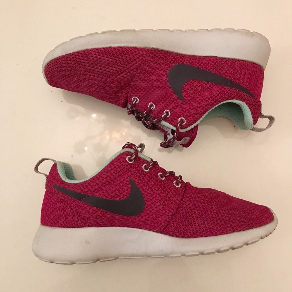 NIKE Women’s Roshe sneakers